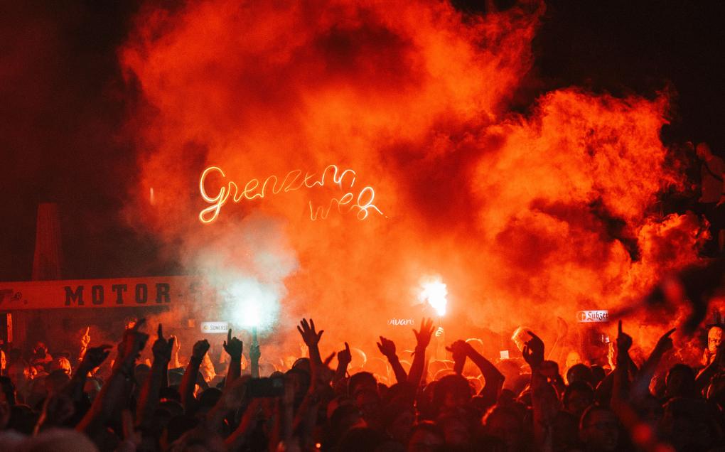 Abendliches Konzert mit Bengalos beim Festival Wasted in Jarmen