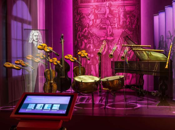Eine Ausstellung mit Musikinstrumenten