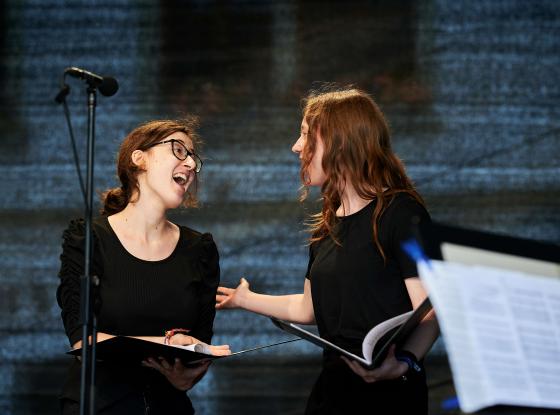 Tage der Amateurmusik 2021 in Rheine. Zwei junge Frauen singen ein Duet.