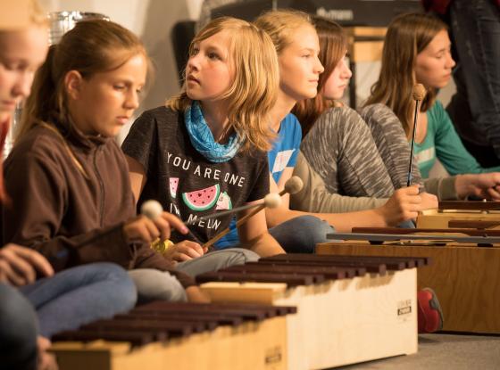 Tag der Musik 2017 an der Hochschule für Musik und Theater Rostock. Eine Reihe Kinder sitzt vor Xylophonen.