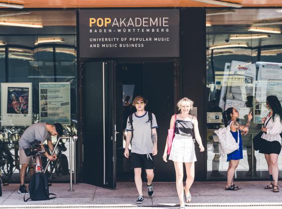 Eingang Popakademie Baden-Württemberg