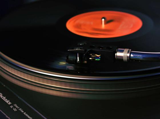 Schwarzer Plattenspieler