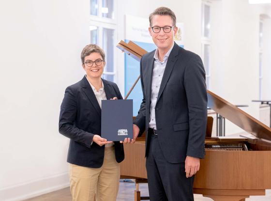 Prof. Lydia Grün und Staatsminister Markus Blume