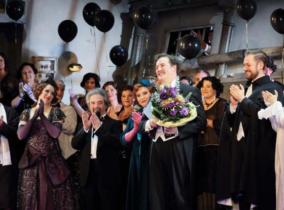 Daniel Prohaska und das Ensemble des Gärtnerplatztheaters