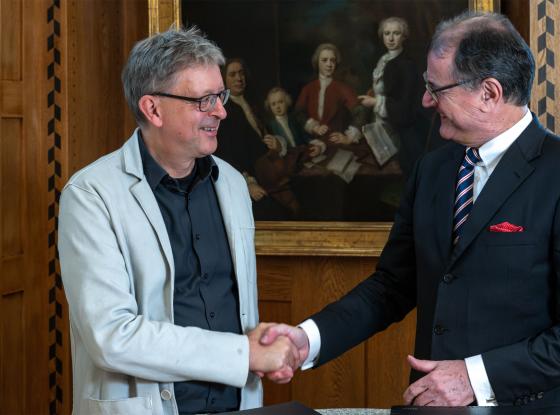 Abbildung: Vertragsunterzeichnung