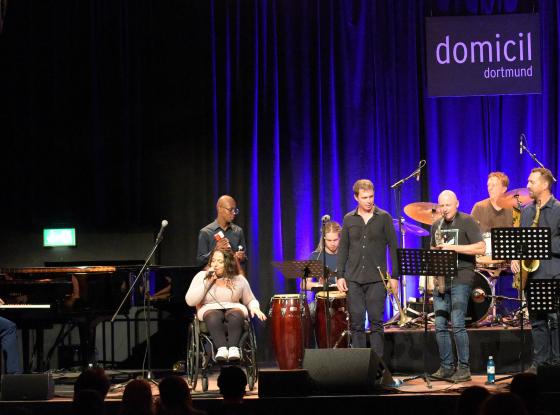 Abbildung: das Ensemble auf der Konzertbühne