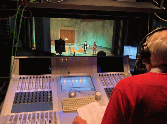 Manfred Wildhage in der Tonkabine bei der Audiodeskription zu "Alice im Wunderland"