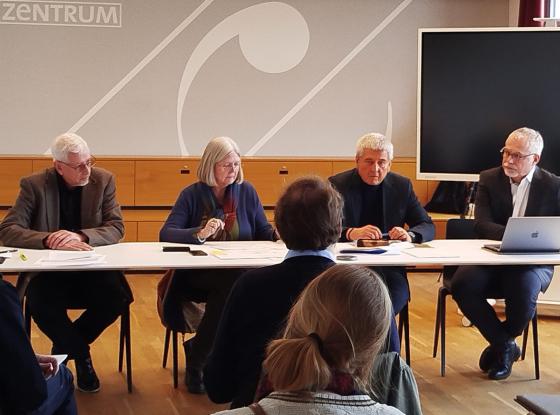 Abbildung: Diskussionsteilnehmer