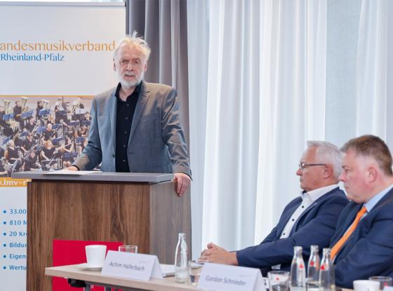 Abbildung: am Rednerpult