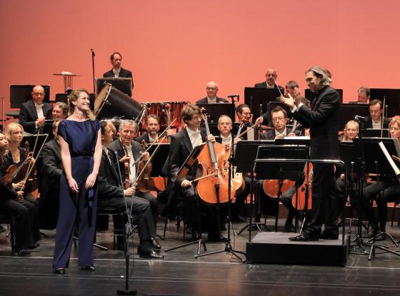 Abbildung: Gratulation auf der Bühne vor Ensemble