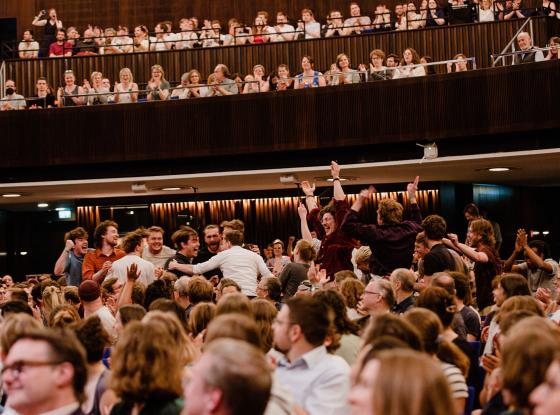 Jubel bei der Ergebnisbekanntgabe beim Deutschen Chorwettbewerb 2023 in Hannover 