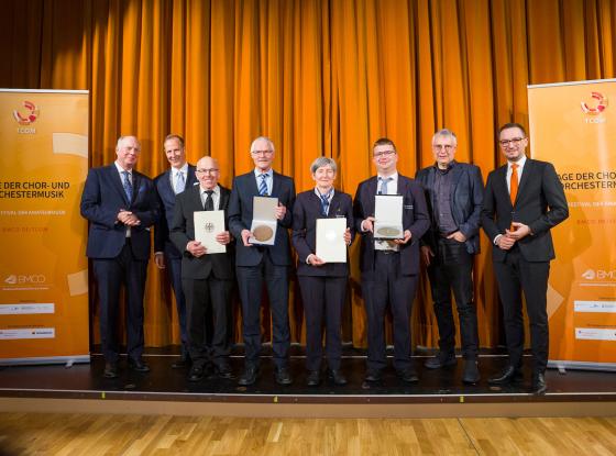 Verleihung der Zelter- und PRO MUSICA-Plakette am 30. März 2025 in Ravensburg, vlnr: Prof. Martin Maria Krüger, Dr. Daniel Rapp, Wolfram Miller, Josef Dietenberger (beide Ravensburger Heilignachtsänger), Myriam Gompper, Philipp Marquard (beide Stadtorchester Ravensburg), Arne Braun, Benjamin Strasser