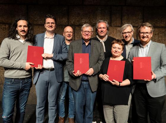 Gruppenfoto mit (v.l.n.r.) Valentin Schwarz (DNT Weimar), Dorian Dreher (DNT Weimar), Stefan Haufe (Theater Altenburg Gera), Thomas Wicklein (Theater Altenburg Gera), Prof. Jochen Biganzoli (HfM), Prof. Anne-Kathrin Lindig (HfM), Patrick Bialdyga (Theater Erfurt), Malte Wasem (Theater Erfurt)