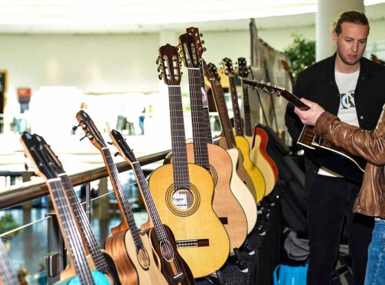 Gitarrenstand auf der akustika 2025