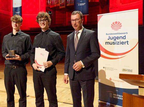 Axel Jütz überreicht Kilian Thomas Pommée und Valentin Leonhard Pommée den Sparkassen-Sonderpreis 