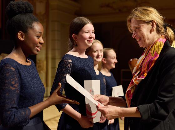 Bundesjugendministerin Karin Prien überreicht Preisträgerurkunden beim Bundeswettbewerb Jugend musiziert 