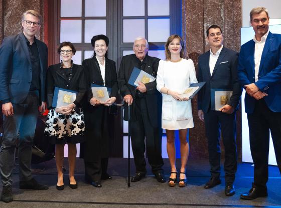 Ministerpräsident Dr. Markus Söder und Kunstminister Markus Blume mit den Preisträgerinnen und Preisträgern der Auszeichung "Pro meritis Scientiae et litterarum"