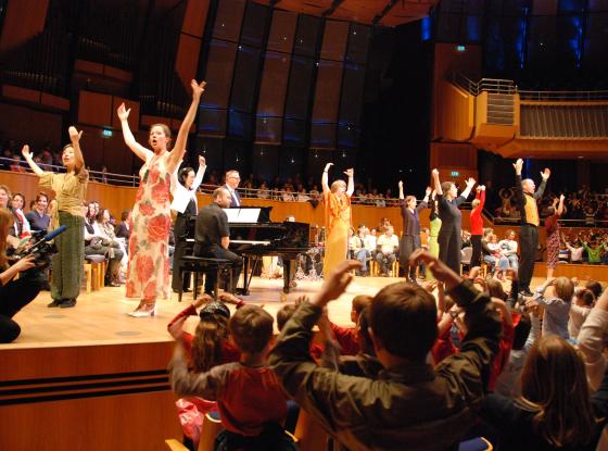 Singeleiter:innen und Kinder beim SingPause Konzert in der Düsseldorfer Tonhalle 2025