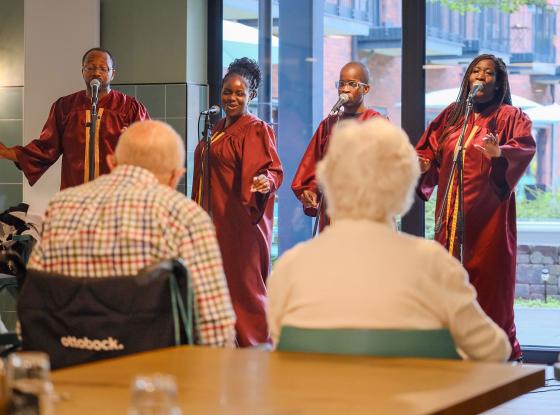 Gospelchor vor Publikum mit Menschen, die an Demenz erkrankt sind