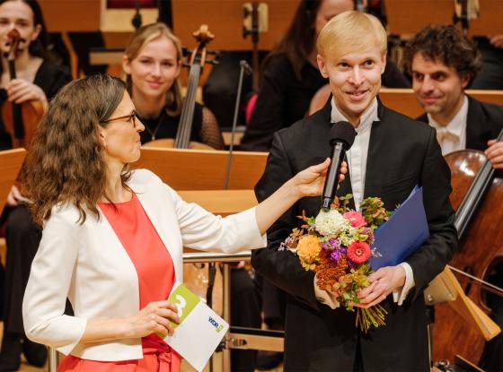 Abbildung: Henri Christofer Aavik bei der Preisüberreichung