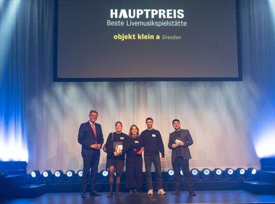 Kulturstaatsminister Dr. Wolfram Weimer mit Hauptpreisträger objekt klein a