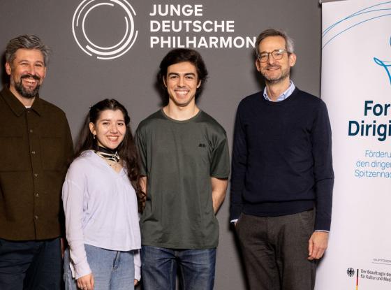 Dascha Schuster (Orchestervorstand), Alejandro París Cabezudo (Orchestervorstand), Maximilian von Aulock (Geschäftsführer JDPh) und Felix Freitag (Projektleitung Forum Dirigieren) 